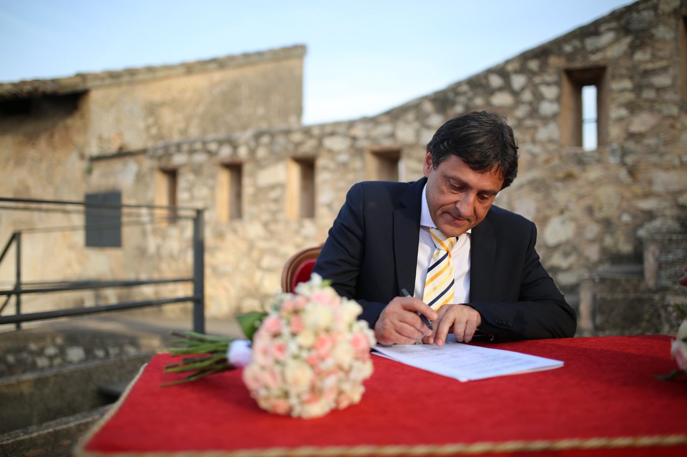 Quique Iborra, fundador de iAgents Digital, firmando un encargo